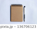 白背景のクラフトノートとペン シンプルなメモ・ビジネス・学習イメージ 136706123