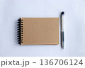 白背景のクラフトノートとペン シンプルなメモ・ビジネス・学習イメージ 136706124