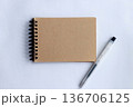 白背景のクラフトノートとペン シンプルなメモ・ビジネス・学習イメージ 136706125