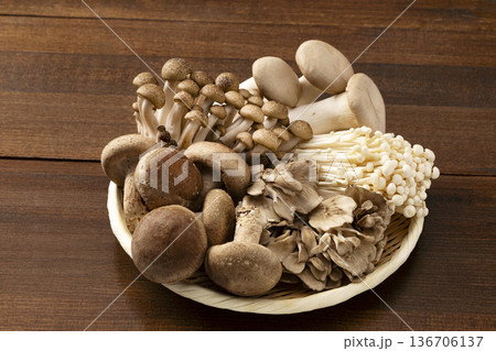 ざるに盛った各種きのこ 136706137