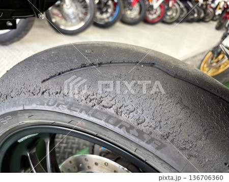 摩耗したバイク用スリックタイヤのクローズアップ　モータースポーツと消耗部品 136706360