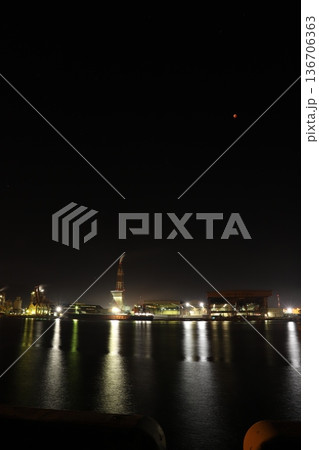 コンビナート　輝く海と夜景　sdgs 136706363