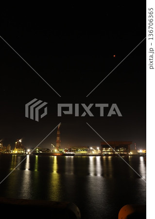 コンビナート　輝く海と夜景　sdgs 136706365