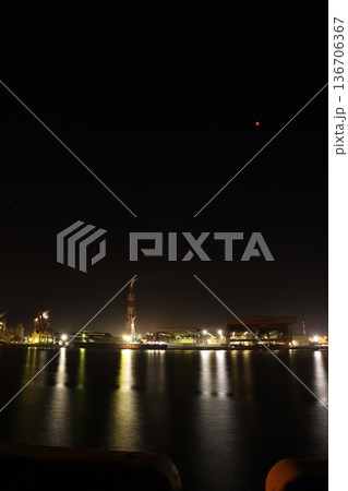 コンビナート　輝く海と夜景　sdgs 136706367