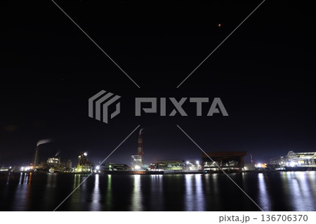 コンビナート 輝く海と夜景 sdgs コンビナート 輝く海と夜景 sdgs 136706370