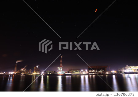 コンビナート　輝く海と夜景　sdgs 136706375