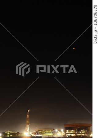 コンビナート　輝く海と夜景　sdgs 136706379