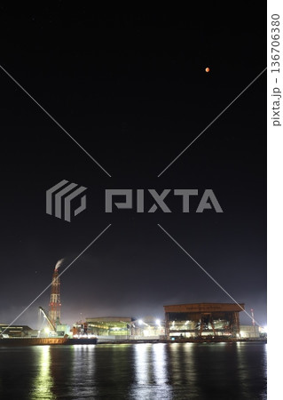 コンビナート　輝く海と夜景　sdgs 136706380