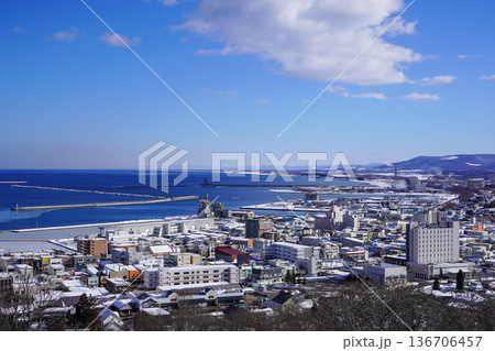 流氷展望台から紋別市街と紋別港を撮る。 136706457