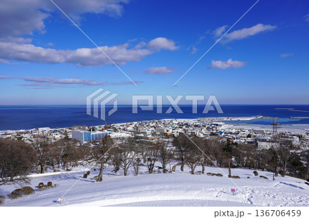 流氷展望台から紋別市街と紋別港を撮る。 136706459