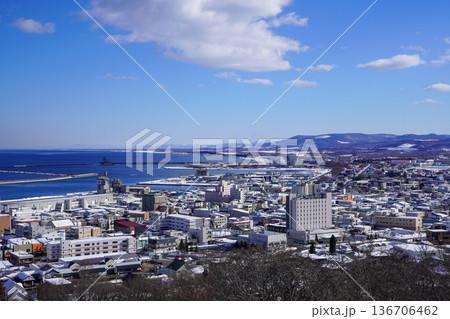 流氷展望台から紋別市街と紋別港を撮る。 136706462