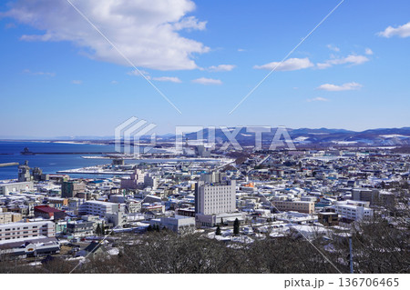 流氷展望台から紋別市街と紋別港を撮る。 136706465