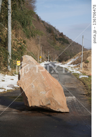 岩の崩落で通行止めとなった車道 136706478