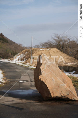 岩の崩落で通行止めとなった車道 136706480