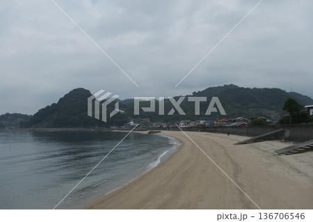 曇り空の広がる砂浜と静かな海 曇り空の広がる砂浜と静かな海 136706546
