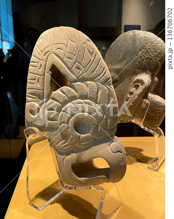 メキシコ国立人類学博物館　アステカ・金剛インコのレリーフ 136706702