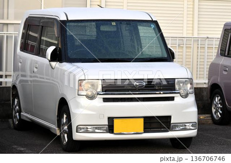 駐車場に並ぶ軽自動車 136706746