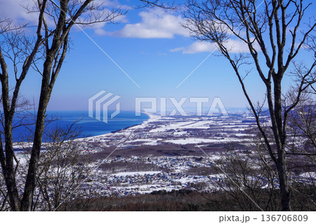 紋別山（大山）山頂の木々の隙間から見る紋別の風景 136706809