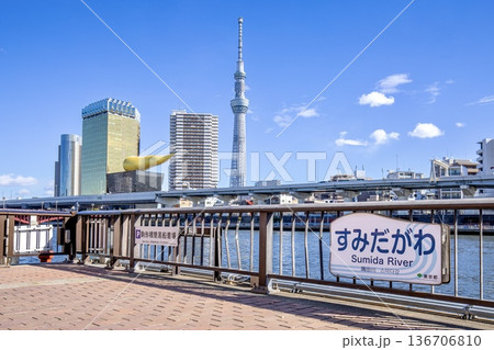 東京都、隅田川と浅草のビル群 136706810