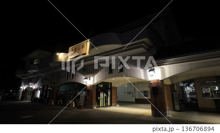 JR内房線の館山駅、東口から見た駅舎の夜景 136706894