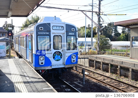 植田駅（うえだえき）豊橋鉄道渥美線を通過中の1800系 136706908