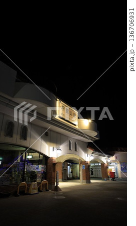 JR内房線の館山駅、東口から見た駅舎の夜景 JR内房線の館山駅、東口から見た駅舎の夜景 136706931