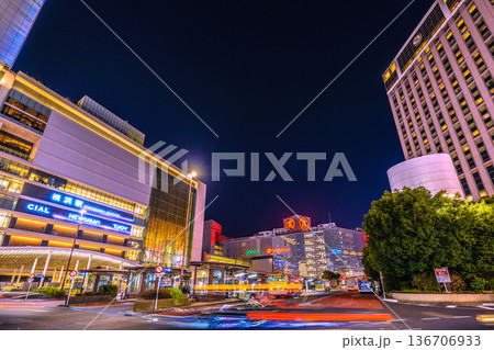 日本の横浜都市景観2月18日。横浜駅やJR横浜タワーなどを望む(夜景) 日本の横浜都市景観2月18日。横浜駅やJR横浜タワーなどを望む(夜景) 136706933