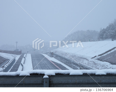 雪が降ったサーキット　2月 136706964