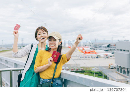空港で記念撮影をする女性2人組 「撮影協力:関西国際空港(KIX)」 空港で記念撮影をする女性2人組 「撮影協力:関西国際空港(KIX)」 136707204