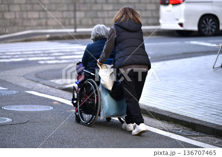 日本の横浜都市景観 段差や起伏…高齢化社会 車椅子の高齢女性(マ無し)、押すのも一苦労…=横浜市内 日本の横浜都市景観 段差や起伏…高齢化社会 車椅子の高齢女性(マ無し)、押すのも一苦労…=横浜市内 136707465