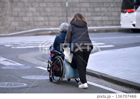 日本の横浜都市景観　段差や起伏…高齢化社会　車椅子の高齢女性（マ無し）、押すのも一苦労…＝横浜市内 136707466