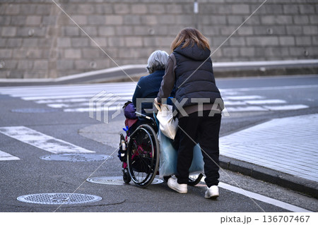 日本の横浜都市景観 段差や起伏…高齢化社会 車椅子の高齢女性(マ無し)、押すのも一苦労…=横浜市内 日本の横浜都市景観 段差や起伏…高齢化社会 車椅子の高齢女性(マ無し)、押すのも一苦労…=横浜市内 136707467