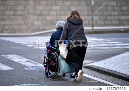 日本の横浜都市景観 段差や起伏…高齢化社会 車椅子の高齢女性(マ無し)、押すのも一苦労…=横浜市内 日本の横浜都市景観 段差や起伏…高齢化社会 車椅子の高齢女性(マ無し)、押すのも一苦労…=横浜市内 136707468