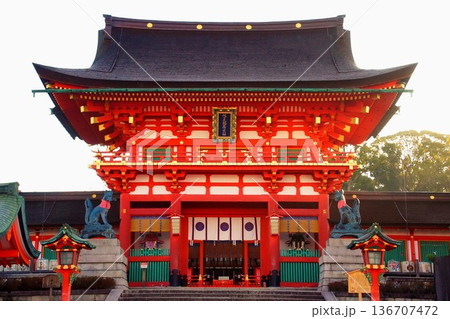 京都府　伏見稲荷大社　楼門（重要文化財） 京都市伏見区深草藪之内町 136707472