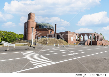 北海道釧路市　夏の北海道　釧路湿原について学べる施設　釧路湿原展望台 136707531