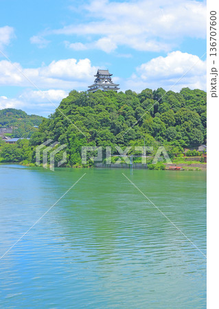 愛知県犬山市、国宝犬山城と木曽川の風景 136707600