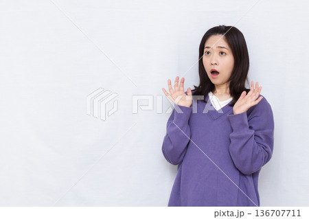 びっくり驚いている女性 136707711