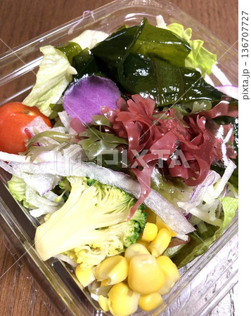 スーパーで買った海鮮サラダ スーパーで買った海鮮サラダ 136707727