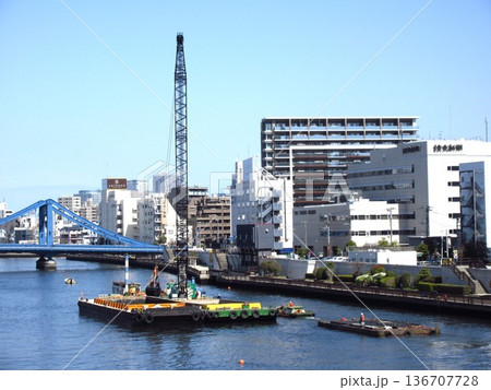 隅田川で作業中のクレーン付台船 136707728