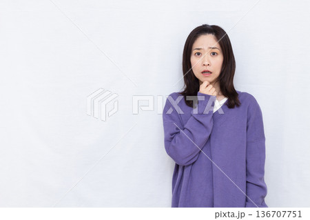 びっくり驚いている女性 びっくり驚いている女性 136707751