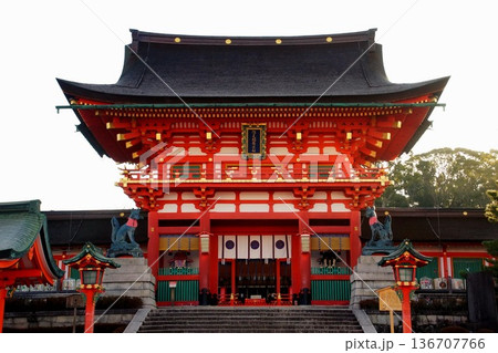 京都府　伏見稲荷大社　楼門（重要文化財） 京都市伏見区深草藪之内町 136707766