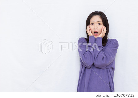 びっくり驚いている女性 びっくり驚いている女性 136707815
