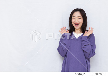 笑顔でびっくり驚いている女性 笑顔でびっくり驚いている女性 136707892