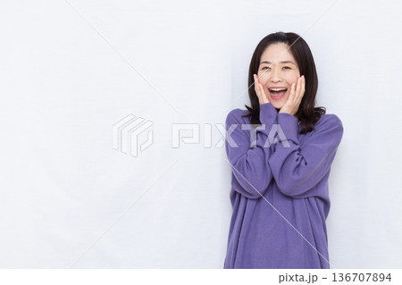 笑顔でびっくり驚いている女性 136707894