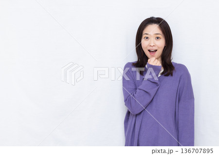 笑顔でびっくり驚いている女性 136707895