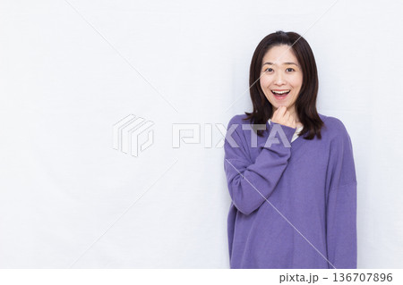 笑顔でびっくり驚いている女性 136707896
