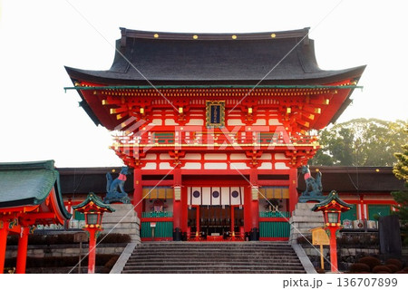 京都府 伏見稲荷大社 楼門(重要文化財) 京都市伏見区深草藪之内町 京都府 伏見稲荷大社 楼門(重要文化財) 京都市伏見区深草藪之内町 136707899
