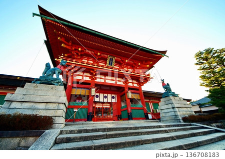 京都府 伏見稲荷大社 楼門(重要文化財) 京都市伏見区深草藪之内町 京都府 伏見稲荷大社 楼門(重要文化財) 京都市伏見区深草藪之内町 136708183