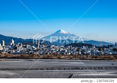 冬の快晴に映える静岡県静岡市駿河区の街並みと安倍川越しに望む富士山 136708184