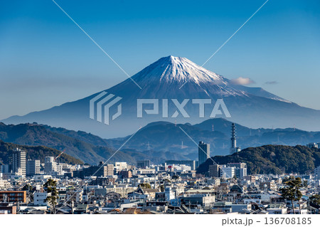 冬の快晴に映える静岡県静岡市駿河区の街並みと安倍川越しに望む富士山 136708185